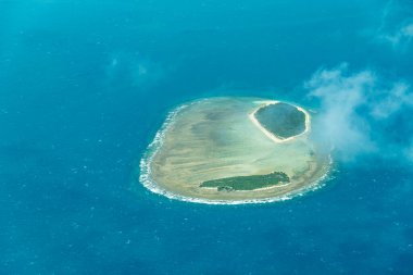 Büyük Set Resifi 'nin Cairns' ten Queensland, Avustralya 'daki Lizard Adası' na giden muhteşem hava manzarası. Büyük Set Resifi dünyanın en büyük mercan resif sistemidir..