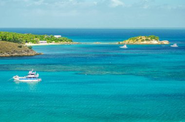 Kertenkele Adası 'nda turkuaz suyu olan tropikal bir Anchor Sahili. Kertenkele Adası, Queensland, Avustralya 'nın kuzeydoğusundaki Büyük Set Resifi' nde yer almaktadır.