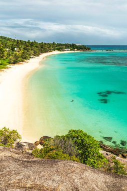 Kertenkele Adası 'nda turkuaz suyu olan tropikal bir Anchor Sahili. Kertenkele Adası, Queensland, Avustralya 'nın kuzeydoğusundaki Büyük Set Resifi' nde yer almaktadır.