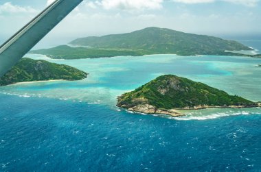 Büyük Set Resifi, Queensland, Avustralya 'daki Kertenkele Adası' nda muhteşem bir hava manzarası. Büyük Set Resifi dünyanın en büyük mercan resif sistemidir.
