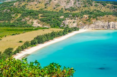 Avustralya 'daki Kertenkele Adası' nda turkuaz suyla tropikal kumlu Watsons Sahili 'nde görkemli bir hava manzarası. Kertenkele Adası Queensland 'ın kuzeydoğusundaki Büyük Set Resifi' nde yer almaktadır..