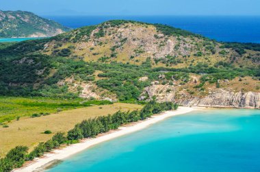 Avustralya 'daki Kertenkele Adası' nda turkuaz suyla tropikal kumlu Watsons Sahili 'nde görkemli bir hava manzarası. Kertenkele Adası Queensland 'ın kuzeydoğusundaki Büyük Set Resifi' nde yer almaktadır..