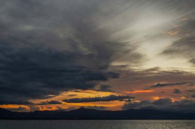 Queensland, Avustralya 'daki Cairns üzerinde gün batımında dramatik bulutlar.