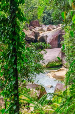 Resimli Babinda Kayaları ve Deresi, Queensland, Avustralya. Babindais, Cairns 'in 60 km güneyinde yer alan bir kırsal kasaba..