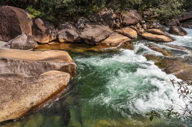 Resimli Babinda Kayaları ve Deresi, Queensland, Avustralya. Babindais, Cairns 'in 60 km güneyinde yer alan bir kırsal kasaba..