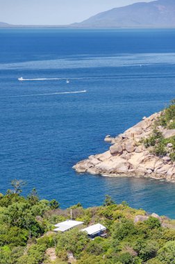 Magnetic Island, Queensland, Avustralya 'da granit kayalar ve turkuaz suyla pitoresk altın kumlu Alma Sahili. Ada, Townsville 'in 8 km açığında bir tatil beldesi..