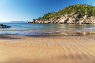 Magnetic Island, Queensland, Avustralya 'da granit kayalar ve turkuaz suyla pitoresk altın kumlu Alma Sahili. Ada, Townsville 'in 8 km açığında bir tatil beldesi..