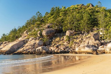 Magnetic Island, Queensland, Avustralya 'da granit kayalar ve turkuaz suyla pitoresk altın kumlu Alma Sahili. Ada, Townsville 'in 8 km açığında bir tatil beldesi..