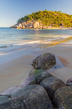 Magnetic Island, Queensland, Avustralya 'da granit kayalar ve turkuaz suyla pitoresk altın kumlu Arthur Sahili. Ada, Townsville 'in 8 km açığında bir tatil beldesi..