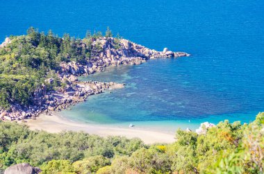 Magnetic Island, Queensland, Avustralya 'daki Floransa Körfezi' nde granit kayalar ve turkuaz suyla muhteşem bir manzara. Ada, Townsville 'in 8 km açığında bir tatil beldesi..