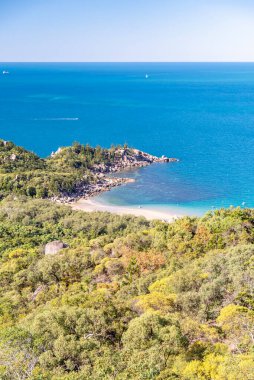 Magnetic Island, Queensland, Avustralya 'daki Floransa Körfezi' nde granit kayalar ve turkuaz suyla muhteşem bir manzara. Ada, Townsville 'in 8 km açığında bir tatil beldesi..