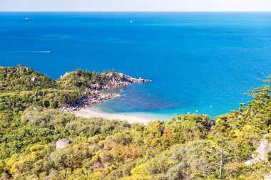 Magnetic Island, Queensland, Avustralya 'daki Floransa Körfezi' nde granit kayalar ve turkuaz suyla muhteşem bir manzara. Ada, Townsville 'in 8 km açığında bir tatil beldesi..