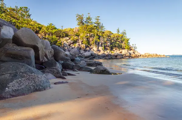 Magnetic Island, Queensland, Avustralya 'da granit kayalar ve turkuaz suyla pitoresk altın kumlu Arthur Sahili. Ada, Townsville 'in 8 km açığında bir tatil beldesi..