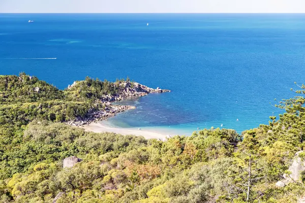 Magnetic Island, Queensland, Avustralya 'daki Floransa Körfezi' nde granit kayalar ve turkuaz suyla muhteşem bir manzara. Ada, Townsville 'in 8 km açığında bir tatil beldesi..