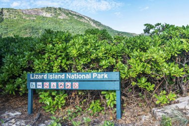 Kertenkele Adası Ulusal Parkı hakkında yönetim kurulu bilgilendirmesi. Kertenkele Adası, Queensland, Avustralya 'nın kuzeydoğusundaki Büyük Set Resifi' nde yer almaktadır.