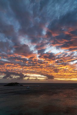 Queensland, Avustralya 'daki Kertenkele Adası' nda Anchors Körfezi 'nde karamsar bir gün batımı..