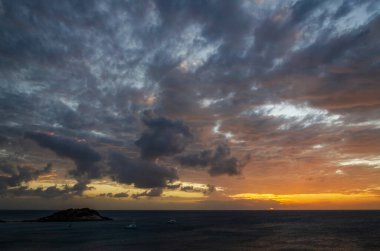 Queensland, Avustralya 'daki Kertenkele Adası' nda Anchors Körfezi 'nde karamsar bir gün batımı..