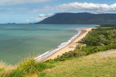 Queensland, Avustralya 'daki Coral See sahil şeridinde Rex' in muhteşem manzarası. Port Douglas 'ın 20 km güneyinde yer almaktadır..