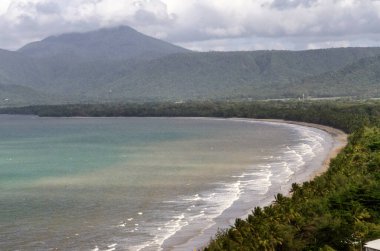 Port Douglas, Queensland, Avustralya 'daki görkemli tropikal kumlu dört mil plajı. Tropikal Kuzey Queensland 'in en popüler ve tanınmış plajlarından biridir..