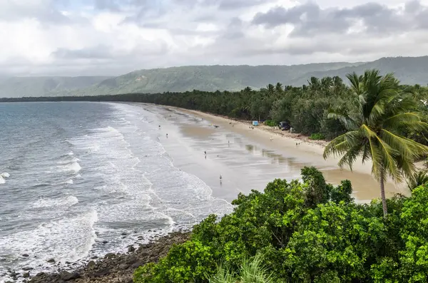 Port Douglas, Queensland, Avustralya 'daki görkemli tropikal kumlu dört mil plajı. Tropikal Kuzey Queensland 'in en popüler ve tanınmış plajlarından biridir..