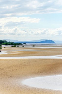 Queensland, Avustralya 'daki Yule Point Coral See kumlu sahil şeridinden olağanüstü manzara. Port Douglas 'ın 10 km güneyinde yer almaktadır..