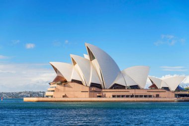 Sydney Opera Binası 'nın ayırt edici binası çok katlı sahne sanatları merkezi. Sidney, New South Wales, Avustralya 'daki en ünlü turistik merkezdir..