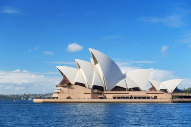 Sydney Opera Binası 'nın ayırt edici binası çok katlı sahne sanatları merkezi. Sidney, New South Wales, Avustralya 'daki en ünlü turistik merkezdir..