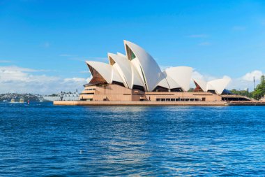 Sydney Opera Binası 'nın ayırt edici binası çok katlı sahne sanatları merkezi. Sidney, New South Wales, Avustralya 'daki en ünlü turistik merkezdir..