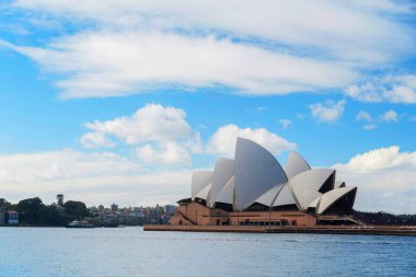 Sydney Opera Binası 'nın ayırt edici binası çok katlı sahne sanatları merkezi. Sidney, New South Wales, Avustralya 'daki en ünlü turistik merkezdir..
