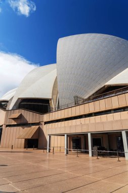 Sydney Opera Binası 'nın ayırt edici binası çok katlı sahne sanatları merkezi. Sidney, New South Wales, Avustralya 'daki en ünlü turistik merkezdir..