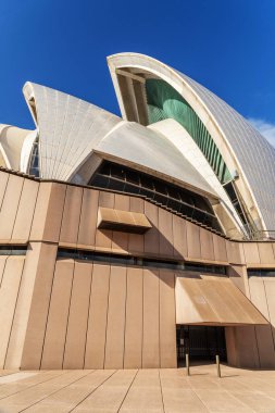 Sydney Opera Binası 'nın ayırt edici binası çok katlı sahne sanatları merkezi. Sidney, New South Wales, Avustralya 'daki en ünlü turistik merkezdir..