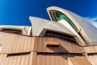 Sydney Opera Binası 'nın ayırt edici binası çok katlı sahne sanatları merkezi. Sidney, New South Wales, Avustralya 'daki en ünlü turistik merkezdir..