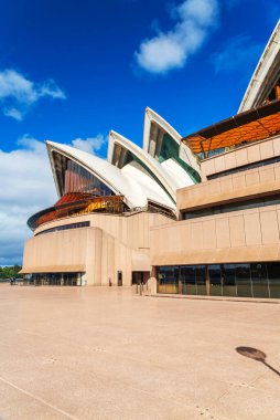 Sydney Opera Binası 'nın ayırt edici binası çok katlı sahne sanatları merkezi. Sidney, New South Wales, Avustralya 'daki en ünlü turistik merkezdir..