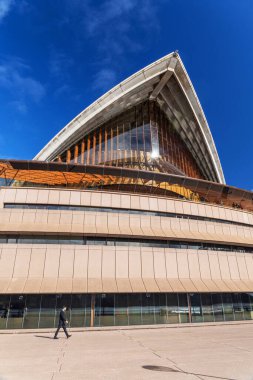 Sydney Opera Binası 'nın ayırt edici binası çok katlı sahne sanatları merkezi. Sidney, New South Wales, Avustralya 'daki en ünlü turistik merkezdir..