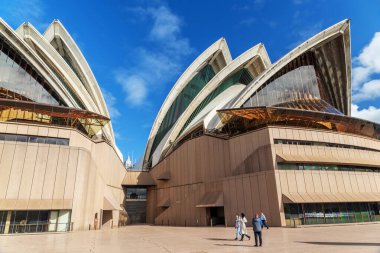 Sydney Opera Binası 'nın ayırt edici binası çok katlı sahne sanatları merkezi. Sidney, New South Wales, Avustralya 'daki en ünlü turistik merkezdir..