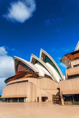 Sydney Opera Binası 'nın ayırt edici binası çok katlı sahne sanatları merkezi. Sidney, New South Wales, Avustralya 'daki en ünlü turistik merkezdir..