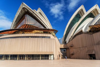 Sydney Opera Binası 'nın ayırt edici binası çok katlı sahne sanatları merkezi. Sidney, New South Wales, Avustralya 'daki en ünlü turistik merkezdir..