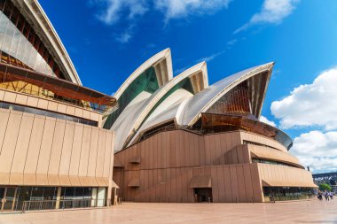 Sydney Opera Binası 'nın ayırt edici binası çok katlı sahne sanatları merkezi. Sidney, New South Wales, Avustralya 'daki en ünlü turistik merkezdir..