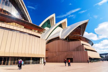Sydney Opera Binası 'nın ayırt edici binası çok katlı sahne sanatları merkezi. Sidney, New South Wales, Avustralya 'daki en ünlü turistik merkezdir..