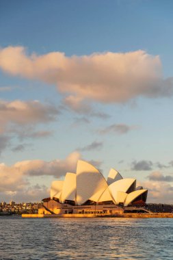 Gün batımında Sydney Opera Binası 'nın ayırt edici binası. Sidney, New South Wales, Avustralya 'daki en ünlü turistik merkezdir..