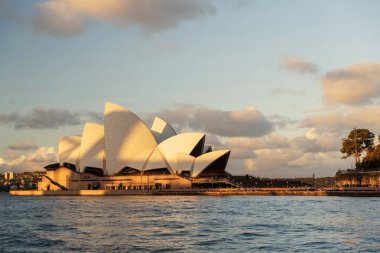 Gün batımında Sydney Opera Binası 'nın ayırt edici binası. Sidney, New South Wales, Avustralya 'daki en ünlü turistik merkezdir..