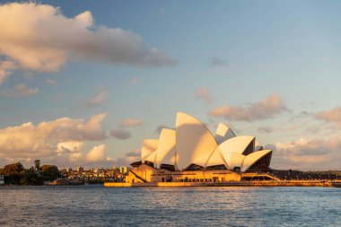 Gün batımında Sydney Opera Binası 'nın ayırt edici binası. Sidney, New South Wales, Avustralya 'daki en ünlü turistik merkezdir..