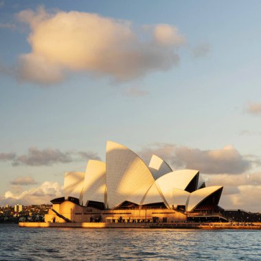 Gün batımında Sydney Opera Binası 'nın ayırt edici binası. Sidney, New South Wales, Avustralya 'daki en ünlü turistik merkezdir..