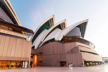 Sydney Opera Binası 'nın ayırt edici binası çok katlı sahne sanatları merkezi. Sidney, New South Wales, Avustralya 'daki en ünlü turistik merkezdir..
