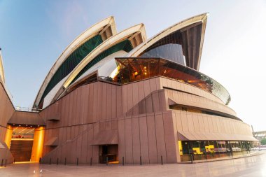 Sydney Opera Binası 'nın ayırt edici binası çok katlı sahne sanatları merkezi. Sidney, New South Wales, Avustralya 'daki en ünlü turistik merkezdir..