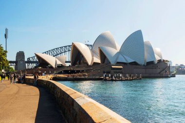 Sydney Opera Binası 'nın ayırt edici binası çok katlı sahne sanatları merkezi. Sidney, New South Wales, Avustralya 'daki en ünlü turistik merkezdir..