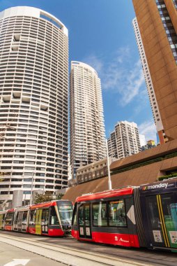 Sydney şehir manzarası ve iş merkezi manzarası. Sydney, Yeni Güney Galler ve Avustralya 'nın başkenti ve en büyük şehridir..