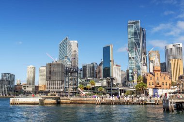 Sydney şehir manzarası ve iş merkezi manzarası. Sydney, Yeni Güney Galler ve Avustralya 'nın başkenti ve en büyük şehridir..