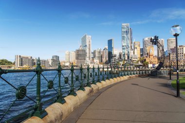 Sydney şehir manzarası ve iş merkezi manzarası. Sydney, Yeni Güney Galler ve Avustralya 'nın başkenti ve en büyük şehridir..