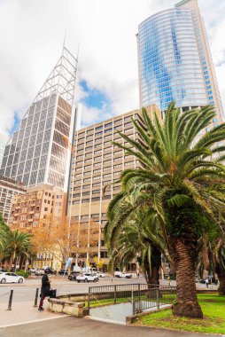 Sydney şehir manzarası ve iş merkezi manzarası. Sydney, Yeni Güney Galler ve Avustralya 'nın başkenti ve en büyük şehridir..